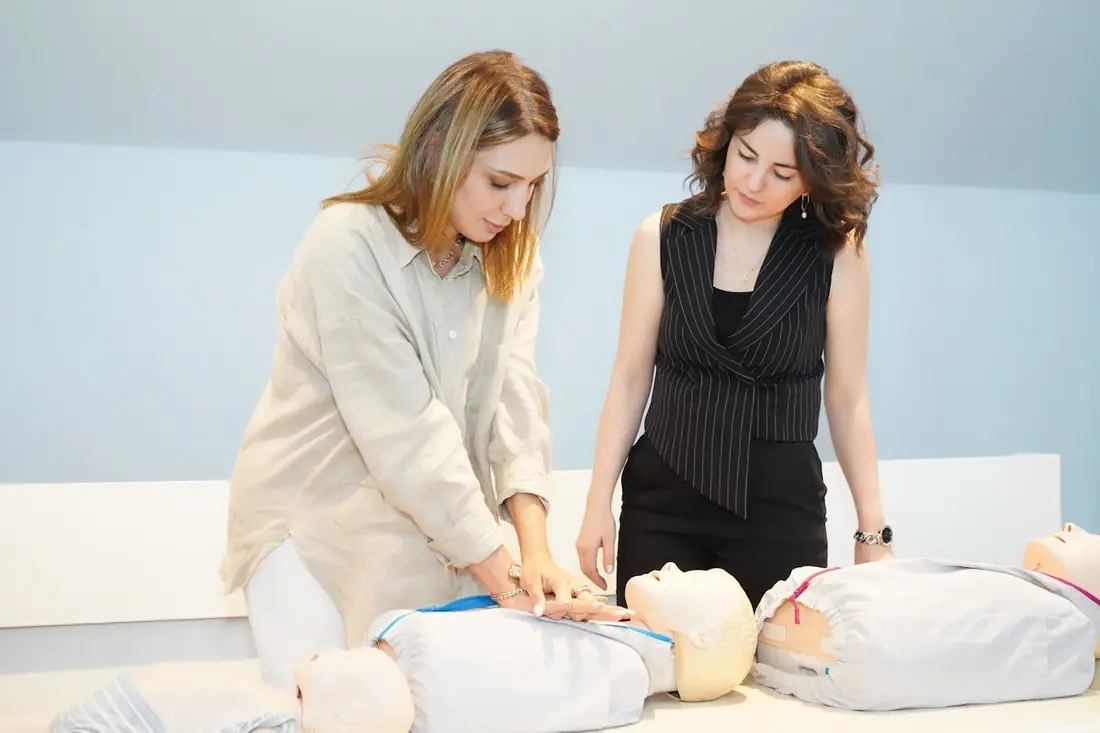 Formation SST Toulouse, deux stagiaires sur mannequin de premiers secours