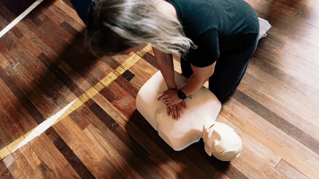 Formation SST Toulouse, pratique sur mannequin de massage cardiaque